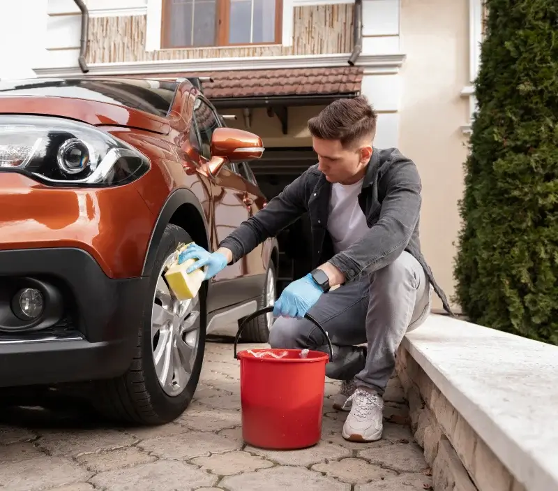 Lavage auto à domicile Saint-Mathieu : professionnel intervenant sur un véhicule